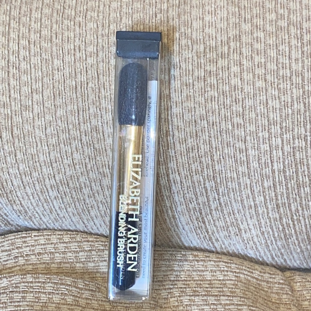 💛🖤💛NWT Elizabeth Arden Boar Bristles Blending Blush Brush